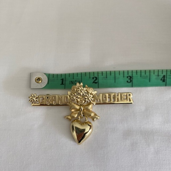 Gold Tone Grandmother Pin Dangling Heart Flower Bouquet Ribbon Brooch - Picture 6 of 7
